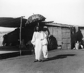 1925 - In Meherabd under Umbrella