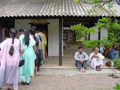 Baba's Jopdi with pilgrims in queue